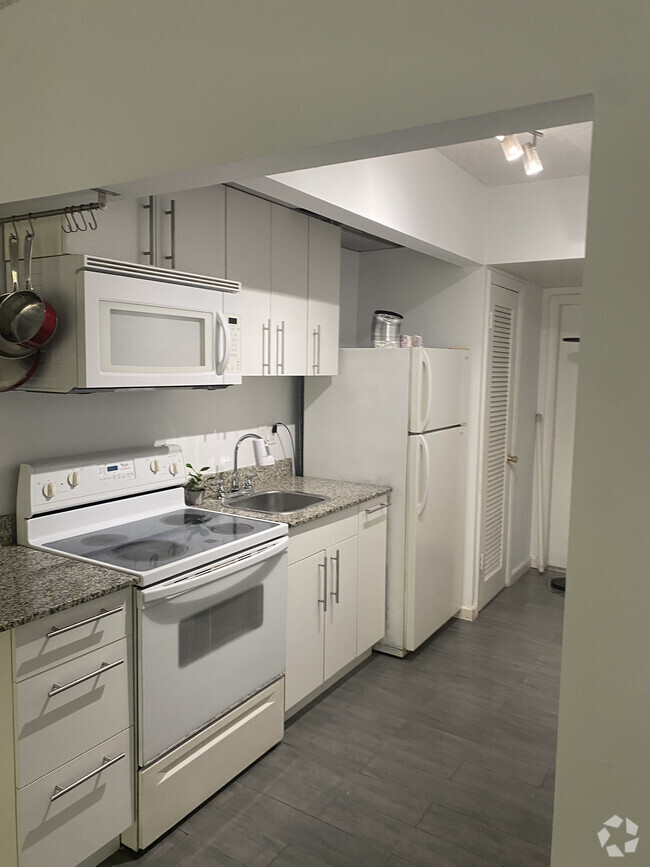 Building Photo - 638 NW 13th St Unit Studio Rental