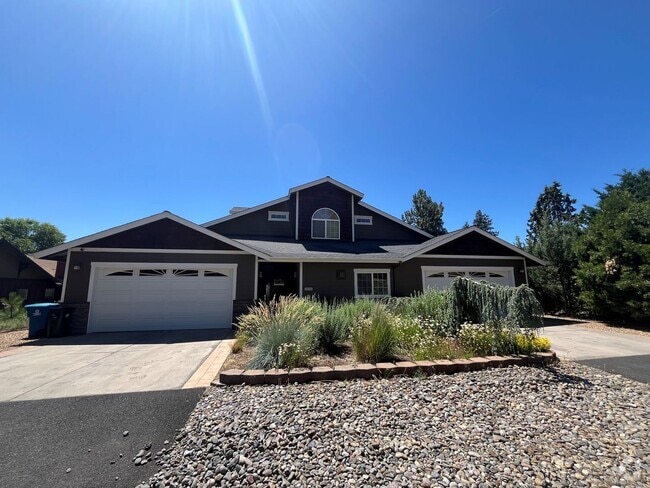 Building Photo - Spacious 3 Bed/3.5 Bath Home with Two Prim...