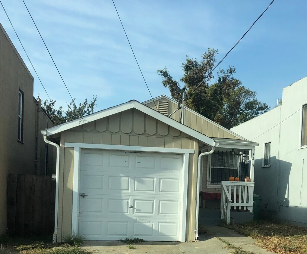 Garage small front yard - 3215 Star Ave (Oakland, CA)