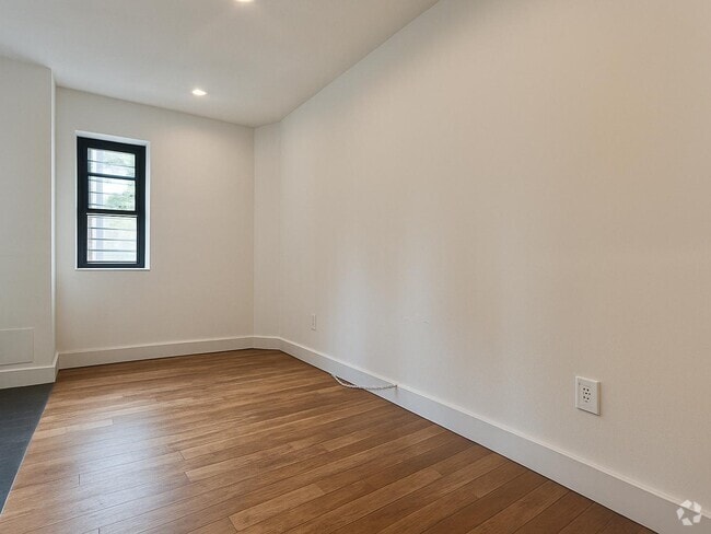 Building Photo - 121 La Salle St Rental