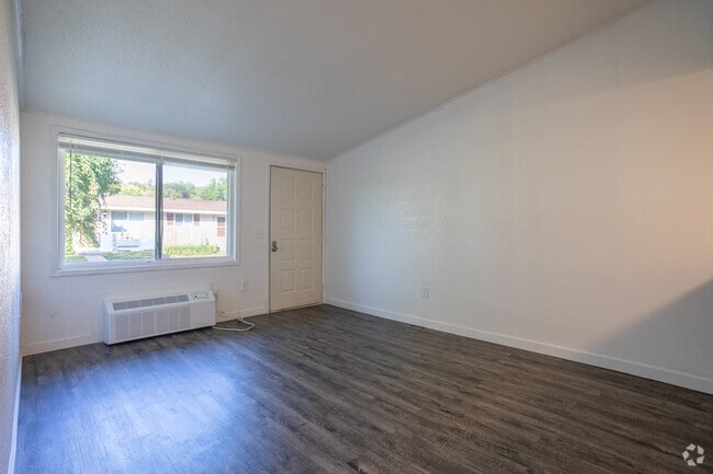 1BR, 1BA - 576SF - Living Room