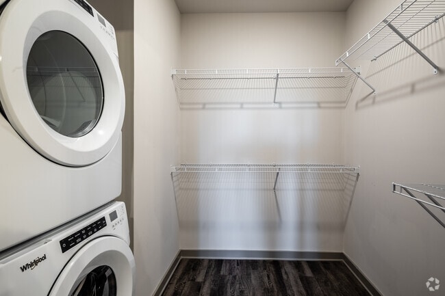 1BR, 1BA - A2 - 671SF - Closet