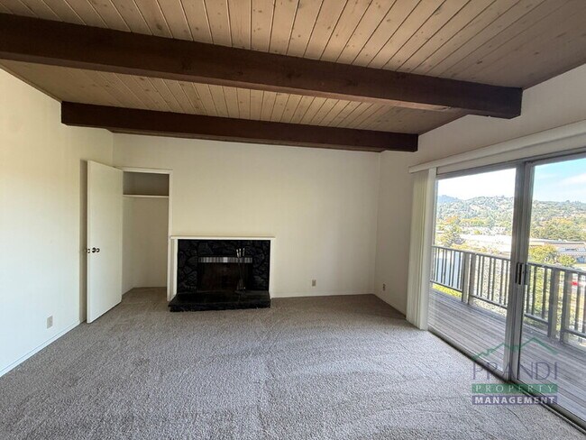 Photo - 10 Gomez Way Unit Apt B