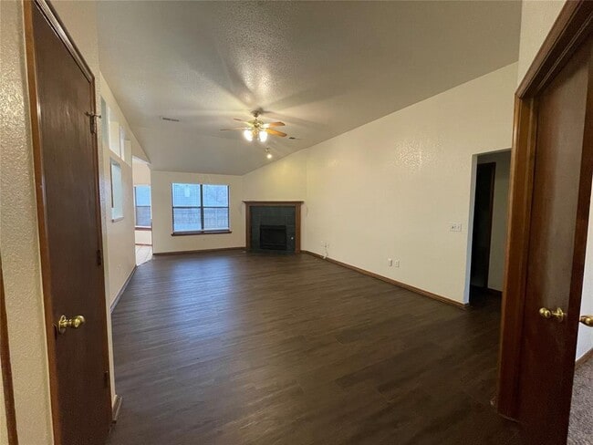 Photo - 621 Gyrfalcon Dr