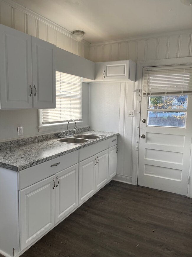 Photo - 102 Charles St