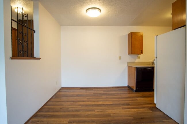 Photo - FREE RENT HERE! Close in NE-2 Bedroom, 1.5 Bath Ready Now! Unidad 2130-07