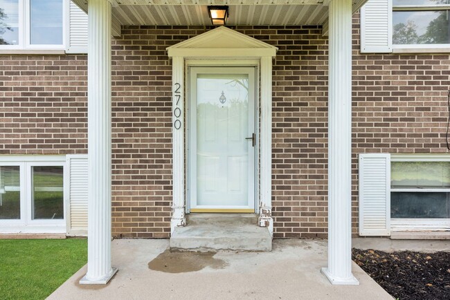 Photo - 2700 Queenswood Dr