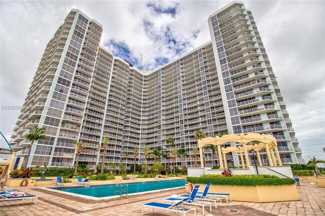 Building Photo - 7601 E Treasure Dr Unit 1621