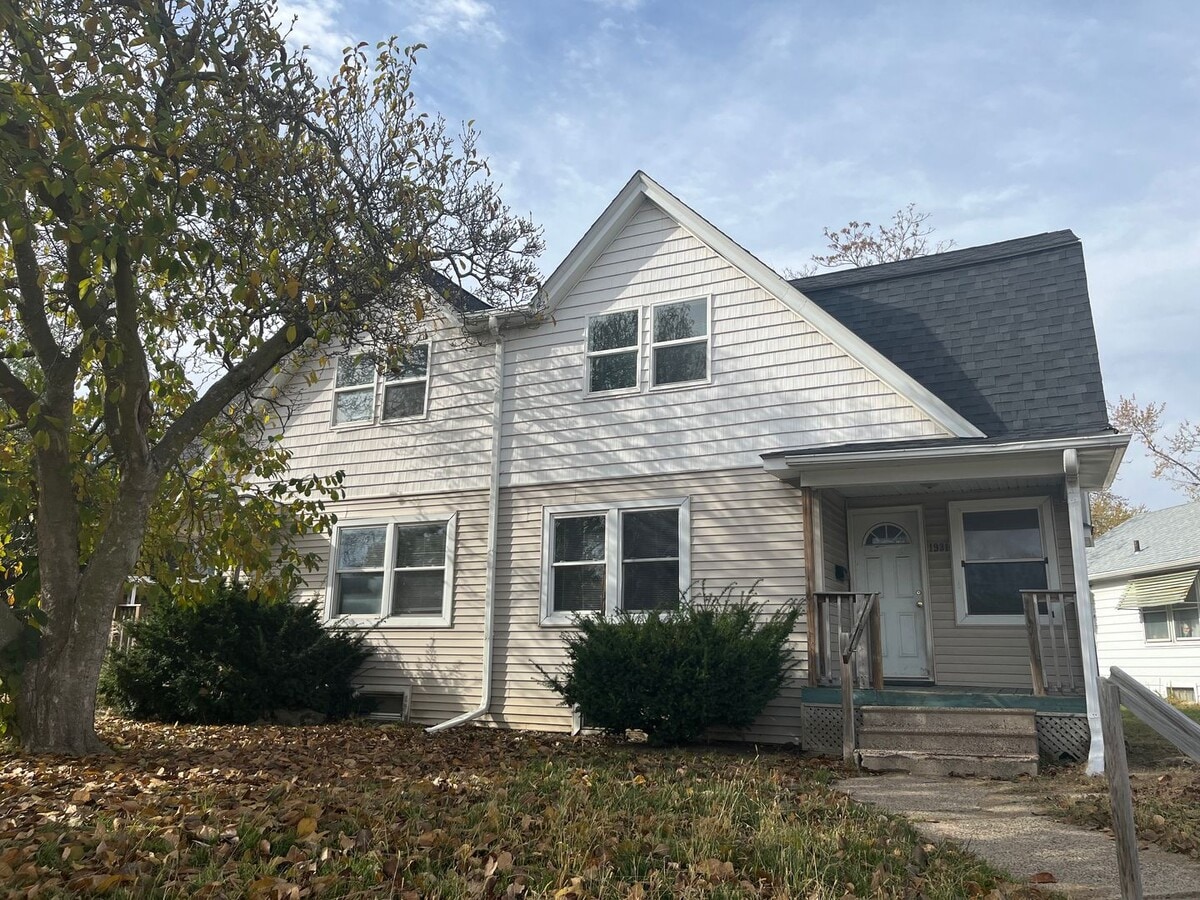 2 BR, 1 BA side by side duplex - 2 BR, 1 BA side by side duplex
