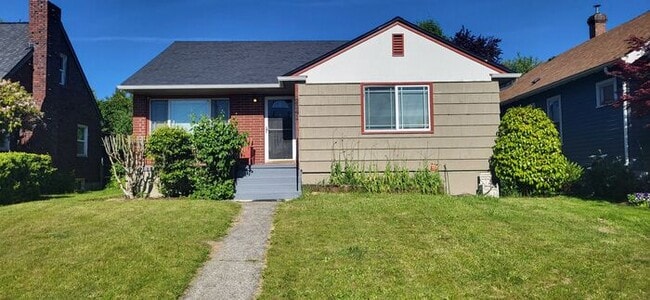 Exceptional 4 bedroom, 1 3/4 bath Two-Stor... - Exceptional 4 bedroom, 1 3/4 bath Two-Stor... House