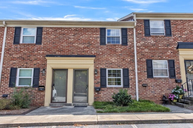 Building Photo - Newly Renovated 2 BR/ 1.5 BA Condo in York... Unit 9-H