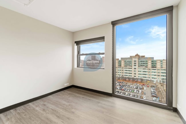 Photo - 1920 W Ogden Ave Unidad 1712