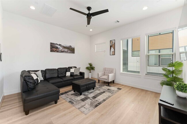 Photo - 2341 Eagle St