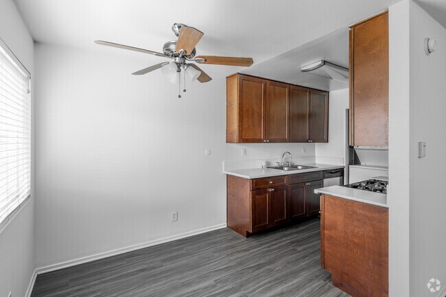 2 habitaciones, 1.5 baños - 940 pies cuadrados - Comedor, Cocina - The Bungalows