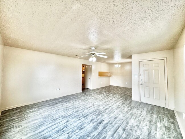 Building Photo - Three Bedroom Apartment with Spacious Dining and Living Area