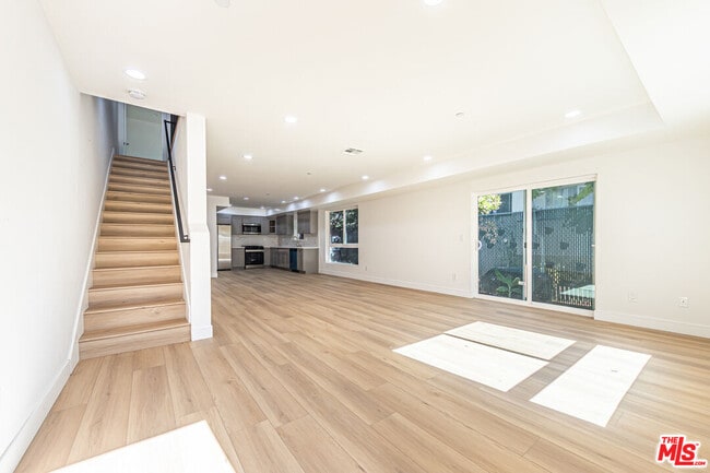 Photo - 5434 Romaine St