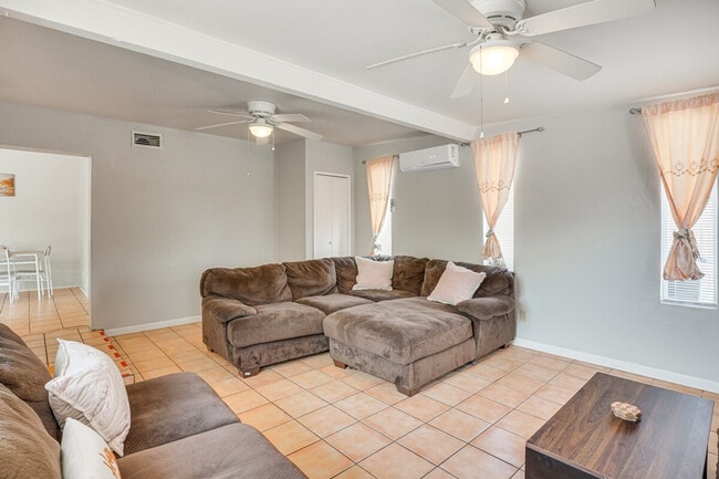 Photo - 858 E Alturas St Unidad ID1385820P