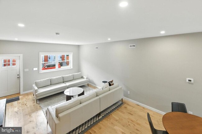 Photo - 1937 Dickinson St