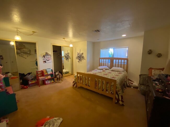 Photo - Cozy 2 Bedroom Lower Apartment - Utilities...