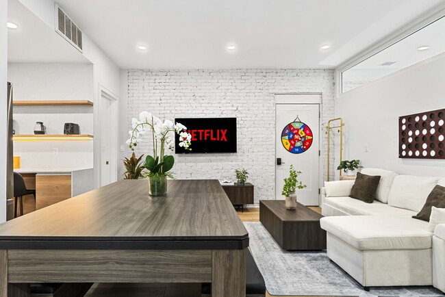 Photo - 1566 Beacon St