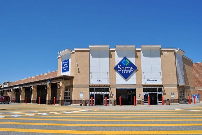 Sam's Club está a solo minutos de North Crossing Apartments y ofrece compras convenientes para los artículos esenciales de uso diario. - North Crossing