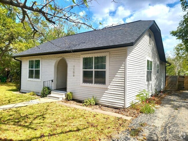 Building Photo - 1106 Hackberry St Rental