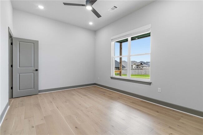 Photo - 930 Trestle Ln