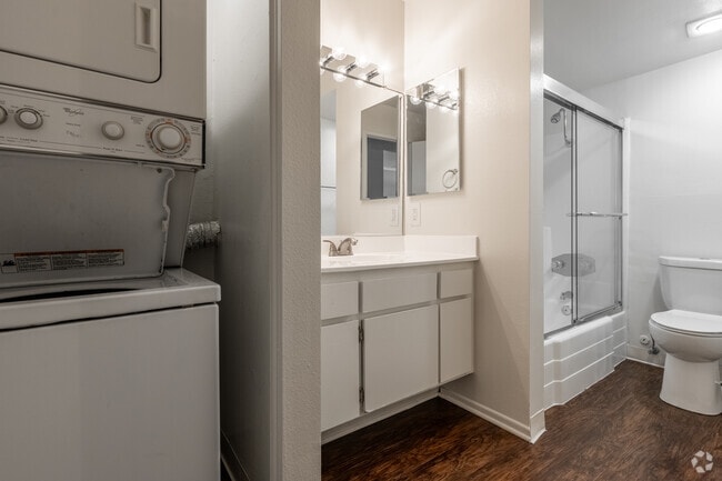 Studio, 1BA - Alsace - 541SF - Bathroom