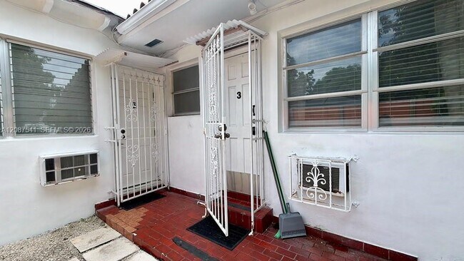 Photo - 975 SW 10th St Unit 5
