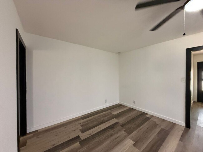 Photo - 217 Avenue E