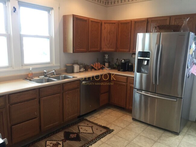 Photo - SIGN A LEASE BY AUGUST 15TH - GET SEPTEMBE...