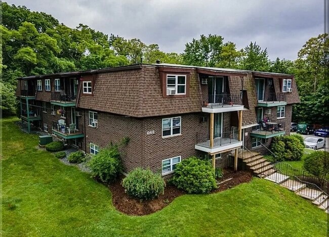 Building Photo - 668 Robbins Ave Unit 17