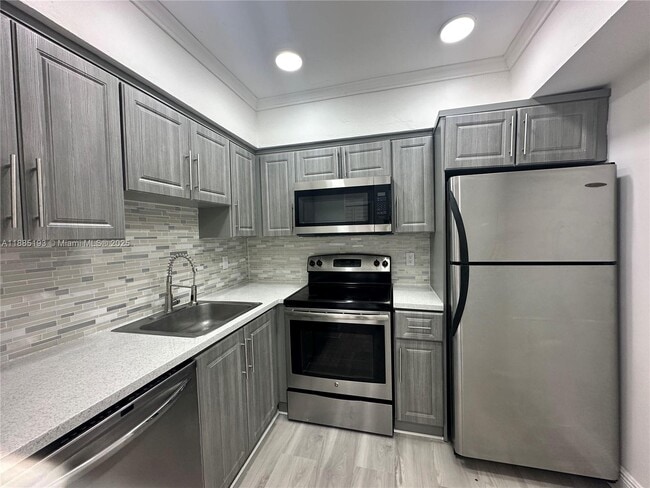 Building Photo - 13984 NE 2nd Ct Unit 3-2-3