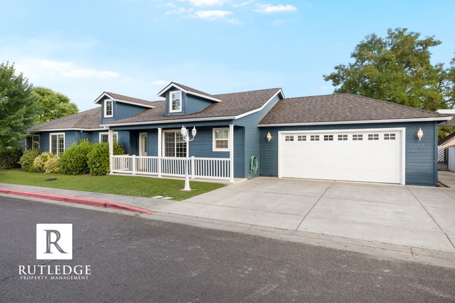 Photo - 3 Bedroom + Office in Central Point!