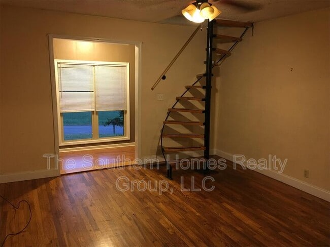 Photo - 706 Burn Rd
