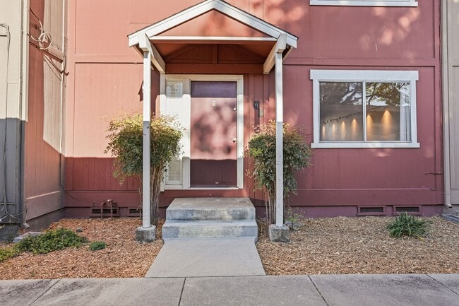 Building Photo - Remodeled 2 Story 3 Bed 1.5 Bath Townhome in Mountain View