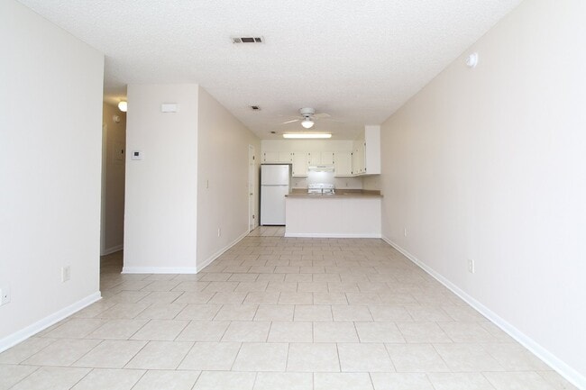 Gulf Breeze 2BR Apartment in Greenbriar with Large Bedrooms, Fenced Patio, Huge Backyard & Water/...