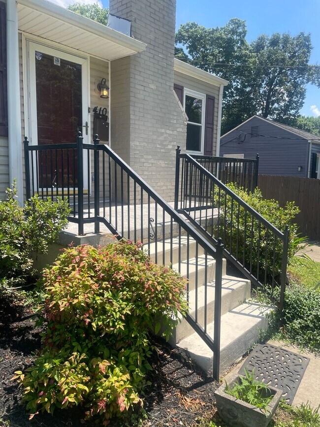 Photo - Knoxville 37920 - Very nice updated 2 bedroom home in South Knoxville for rent. - Contact Lisa Vi...