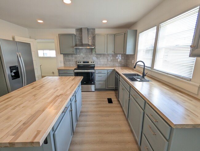 Photo - 108 Brown St