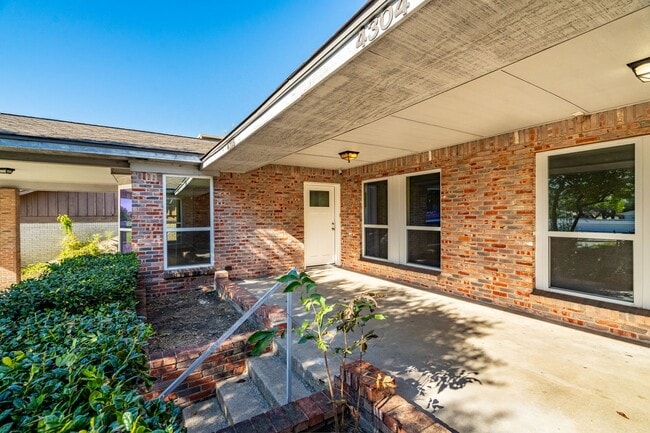 Photo - SW Loop 820 - 4304/4306 *Lease Up Only* Unit 4306