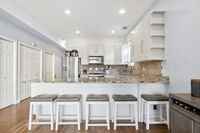 Photo - 323 W Schiller St