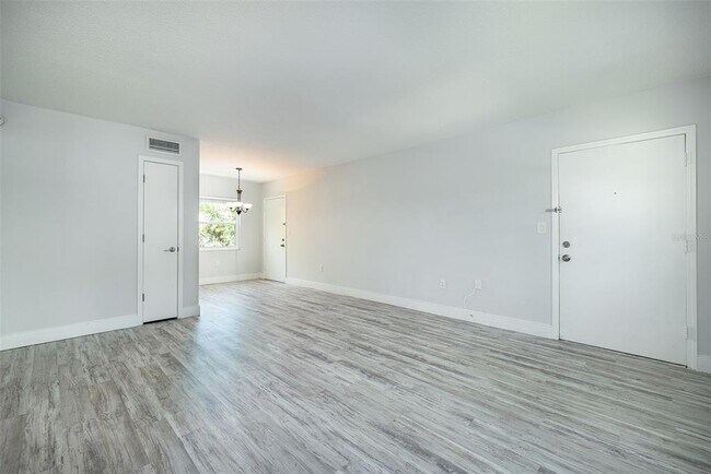 Photo - 6950 Avenue Des Palais Unit 2A