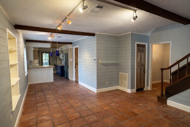 Photo - 202 Hardy St