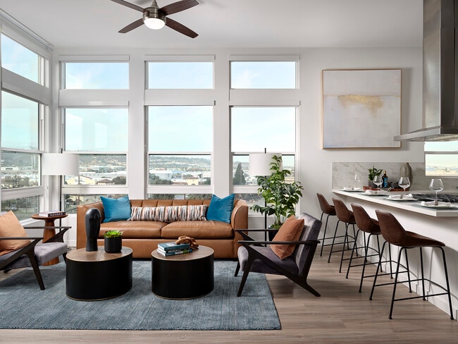 B934: Open living and kitchen space