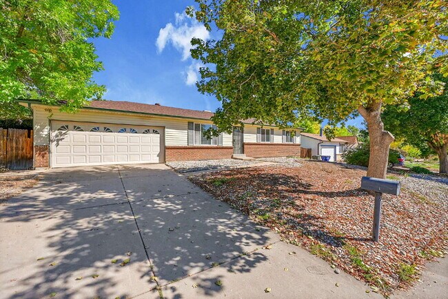 Building Photo - $2,675 - 4 Bed, 2 Bath Home in Aurora with...