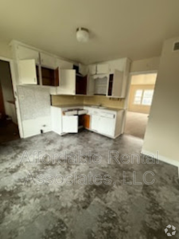 Building Photo - 3272 N Sherman Blvd Unit Apt 4