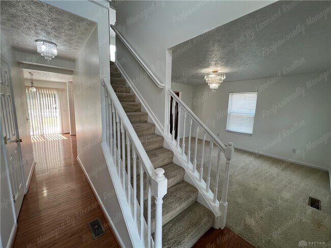 Photo - 390 Chapelgate Dr