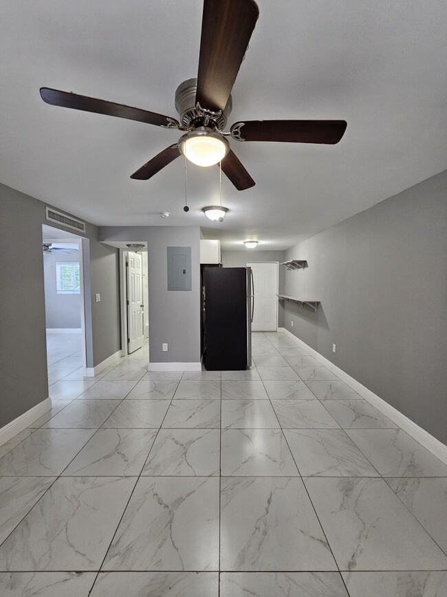 Building Photo - 933 W 7th St Rental
