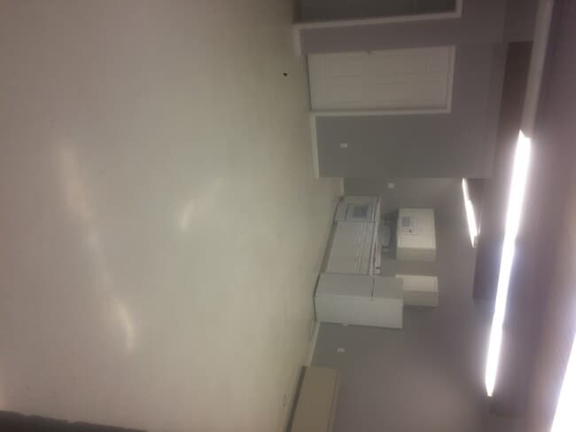 Building Photo - 208 Center St