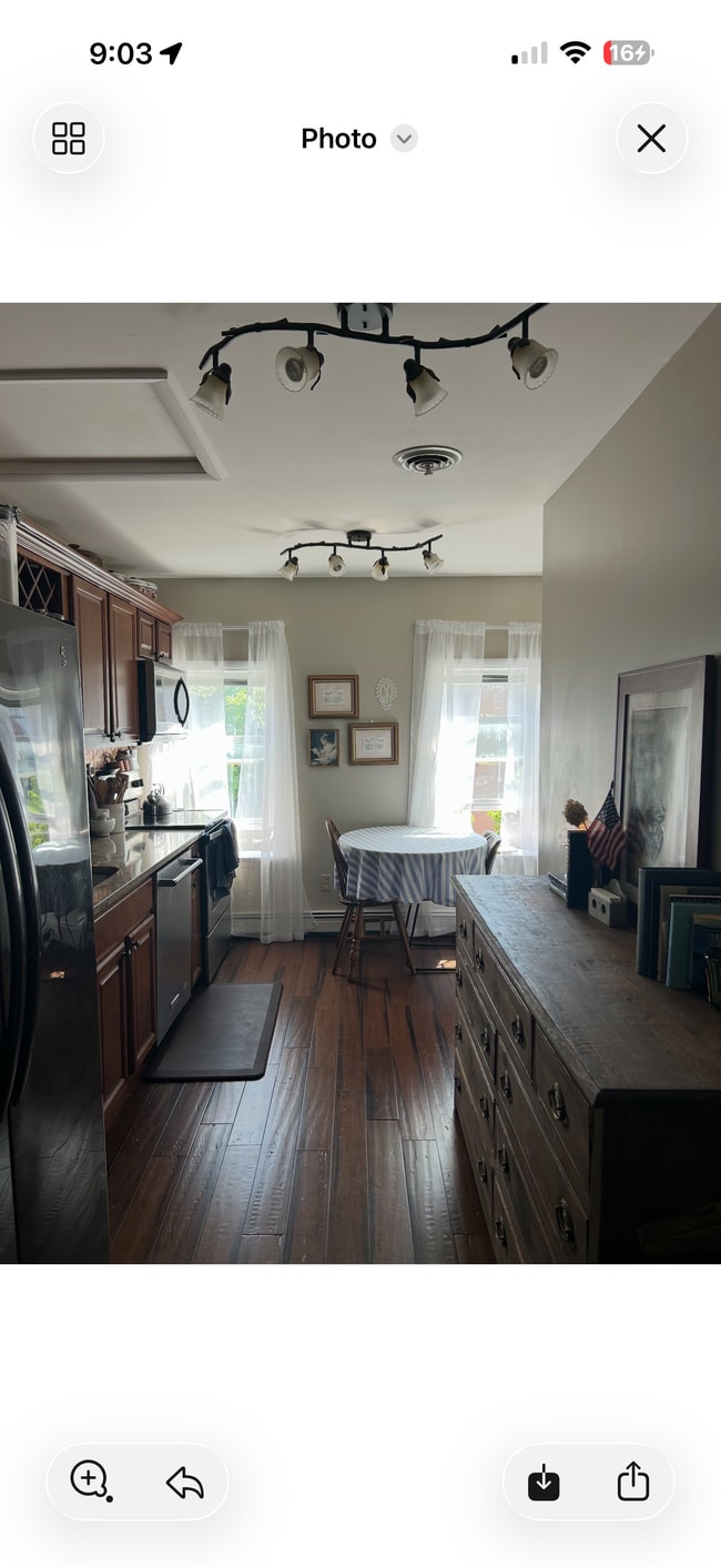 kitchen - 147 Barrett St Unit 1